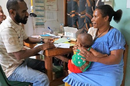 Mougulu clinic consultation - Gideon and Jessica Hunt