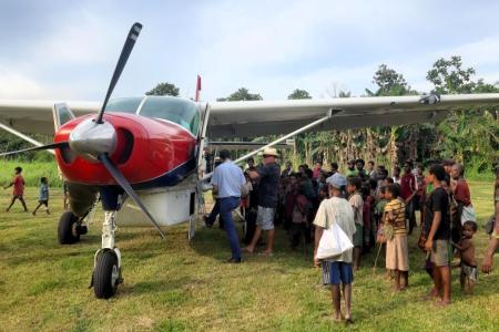 Plane surrounded by the crowd at Samban