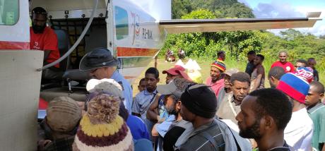 Mount Tawa people around the aircraft