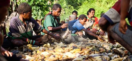 Yifki women around a mumu 
