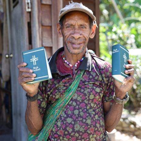 Yifki - man with Bibles