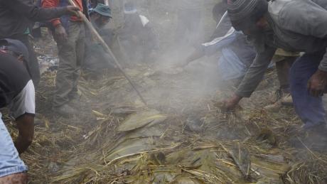 Ialibu Community preparing a traditional mumu.