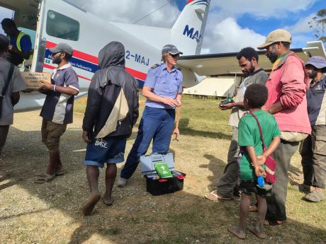 Thousands of King bilong Glori books take wing with MAF