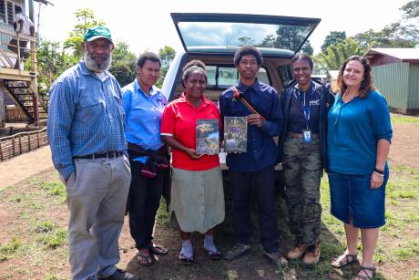Thousands of King bilong Glori books take wing with MAF